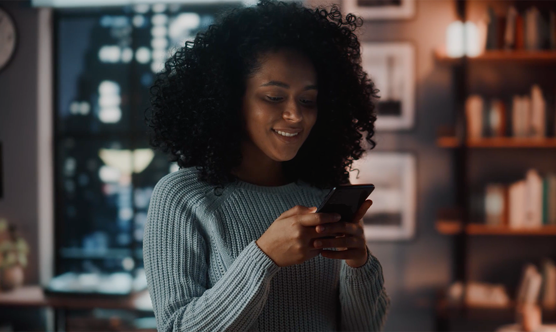 A women is watching a video on her smartphone.